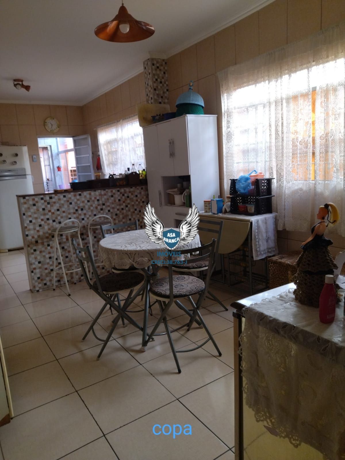 Sobrado de 04 dormitórios sendo 01 suíte e 02 vagas de garagem