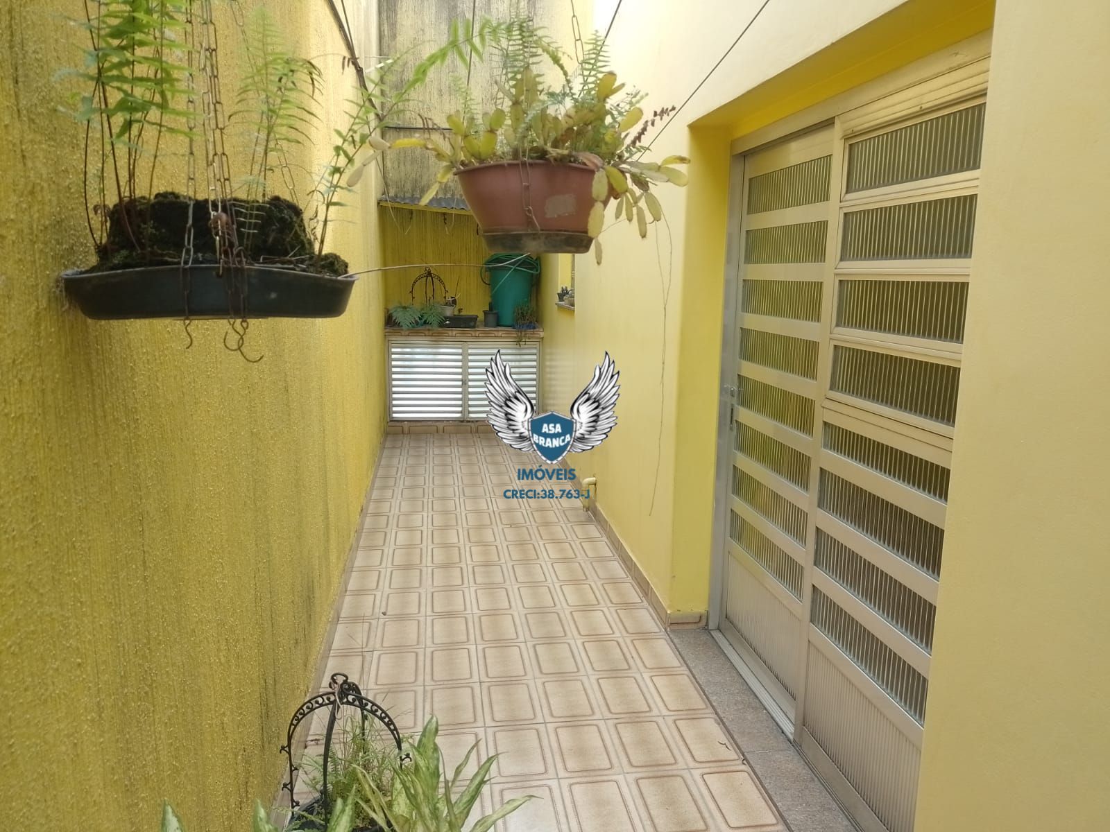 Excelente sobrado com 03 dormitórios, 01 suíte, garagem espaçosa , imóvel semi-m