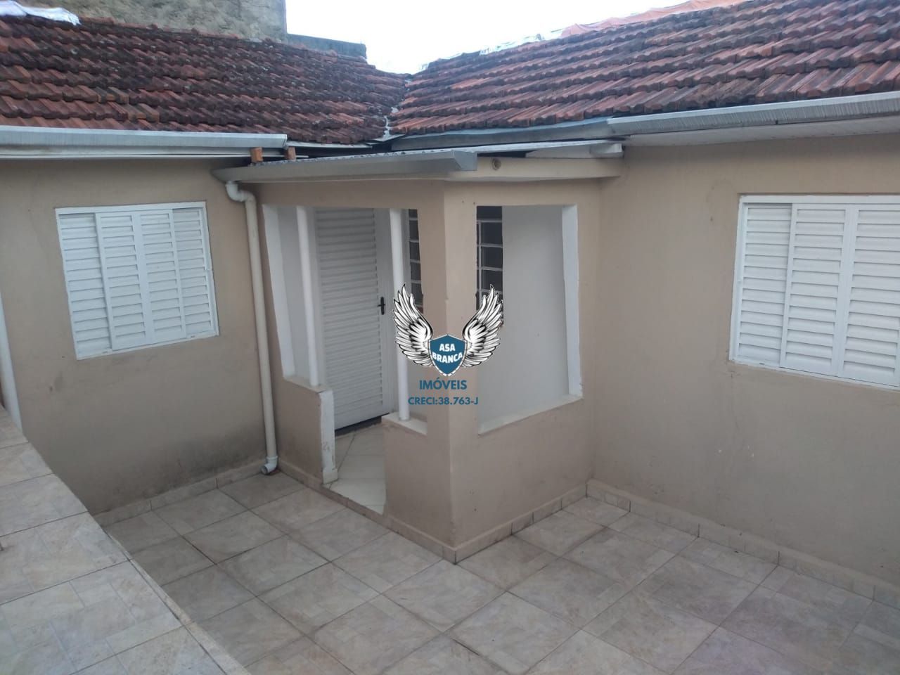 Conjunto com 03 casas sendo 01 sobrado de 4 quartos uma casa de 02 dormitórios