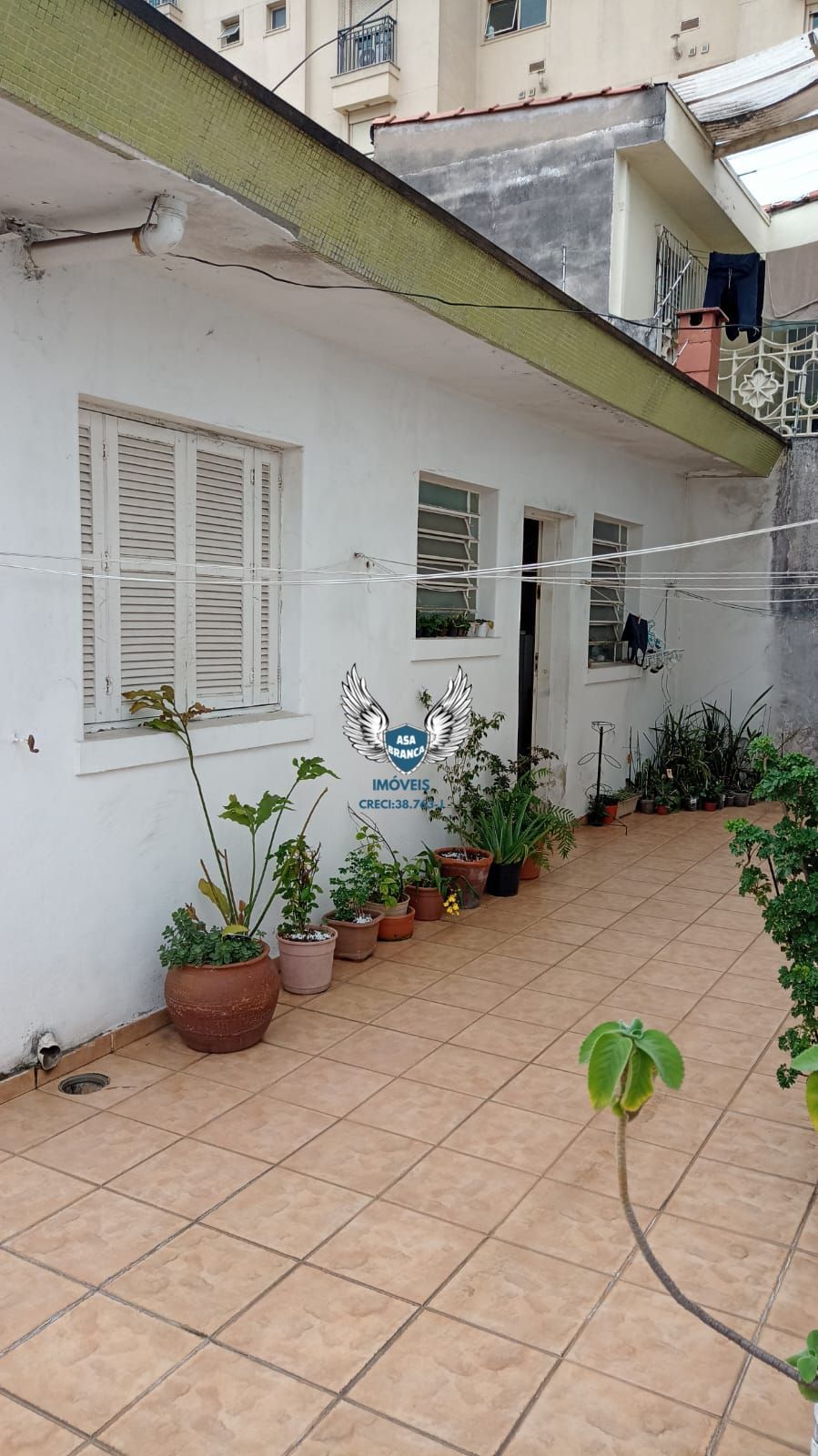 Sobrado com 03 dormitórios mais 01 edícula e 02 vagas de garagem (excelente par