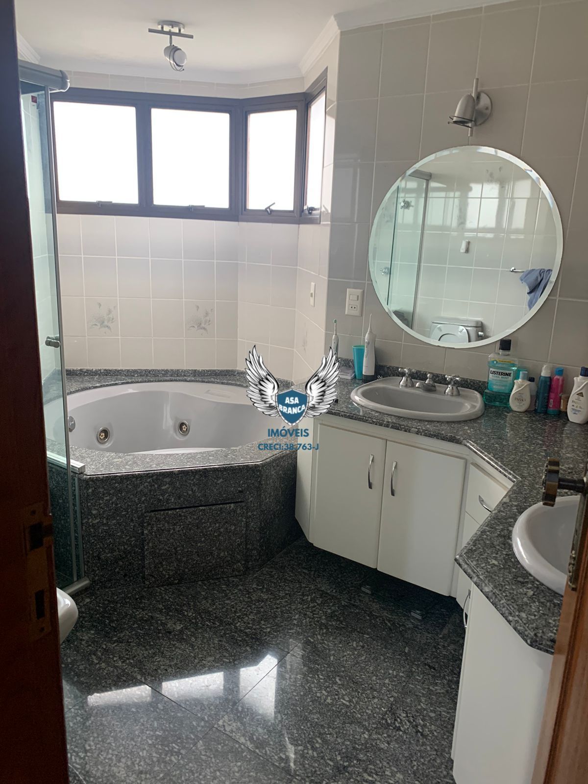 Apartamento com 04 dormitórios sendo 03 suítes e 03 vagas de garagem, próximo ao