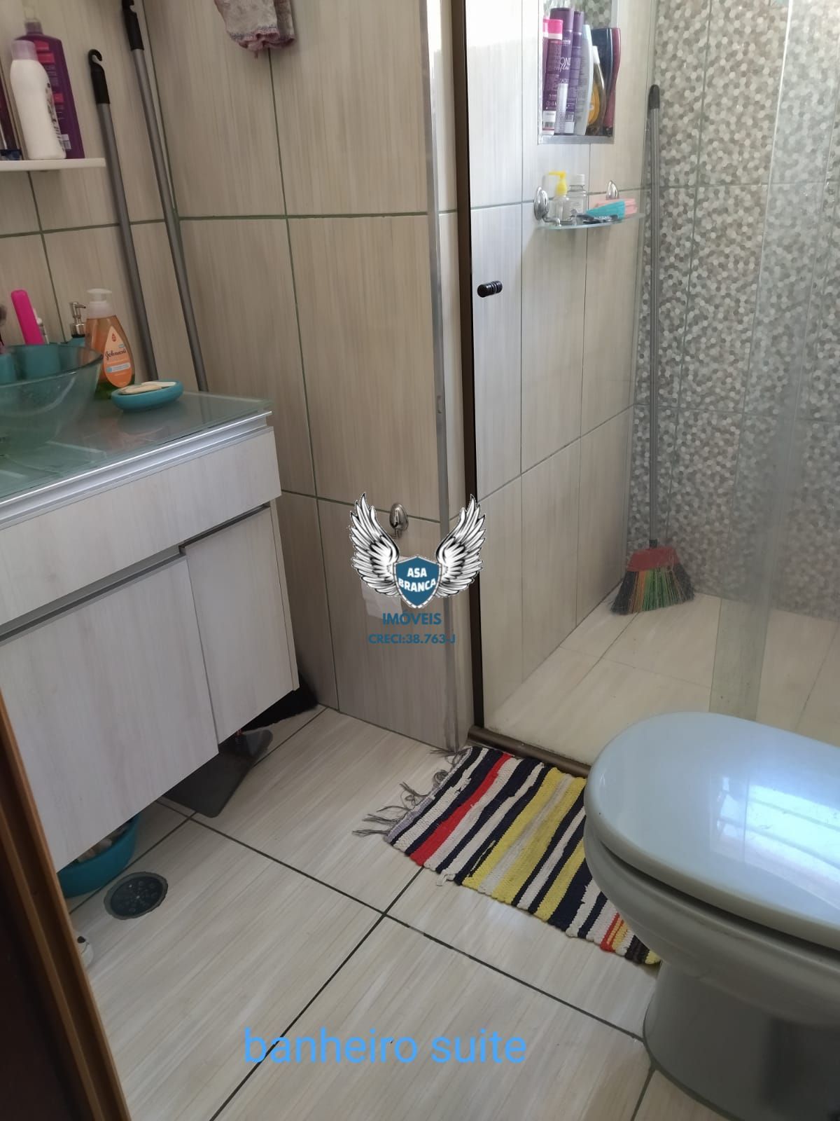 Sobrado de 04 dormitórios sendo 01 suíte e 02 vagas de garagem