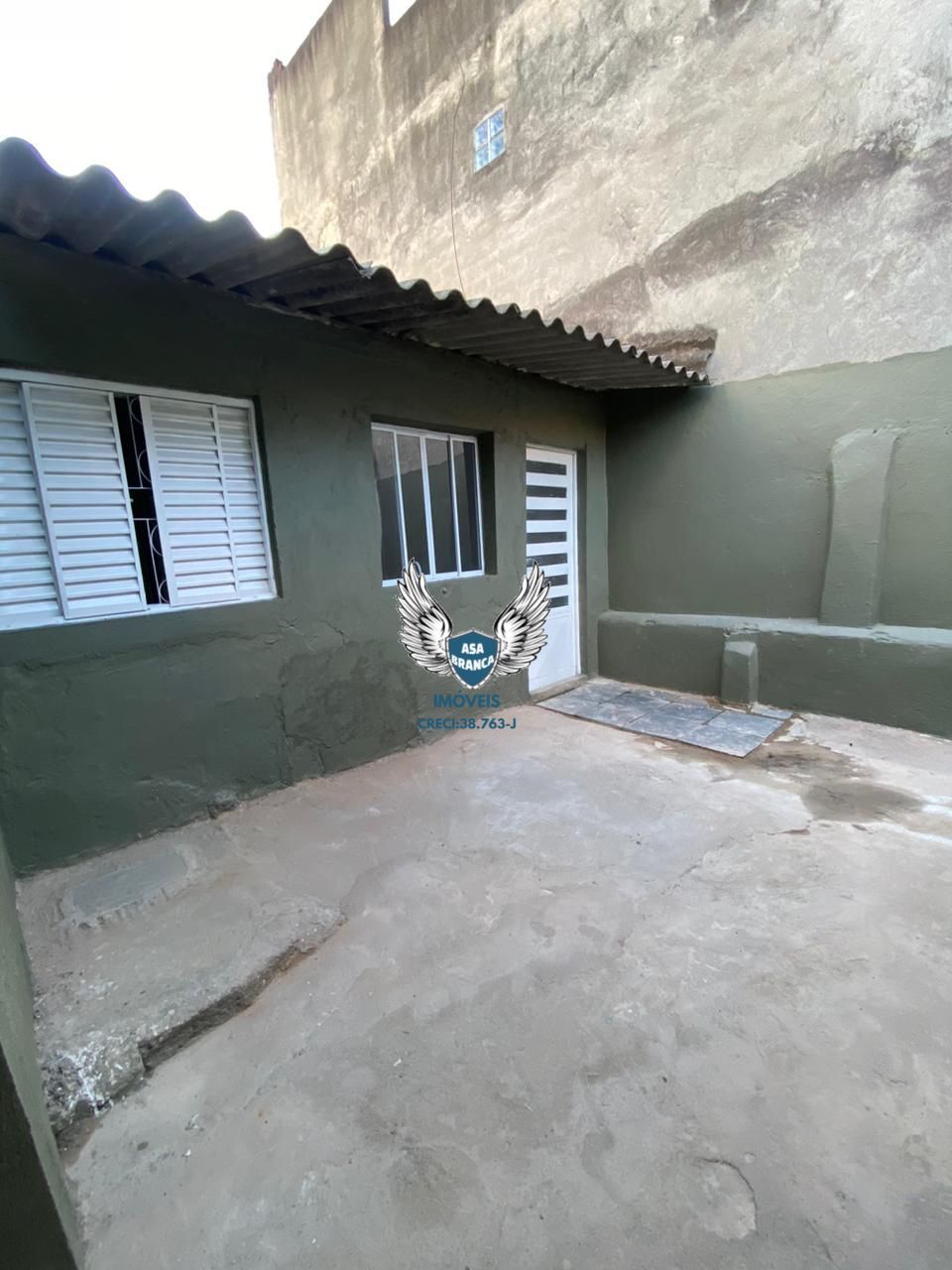 Casa térrea com edicula na cachoeirinha com 03 dormitórios, 02 vagas de garagem