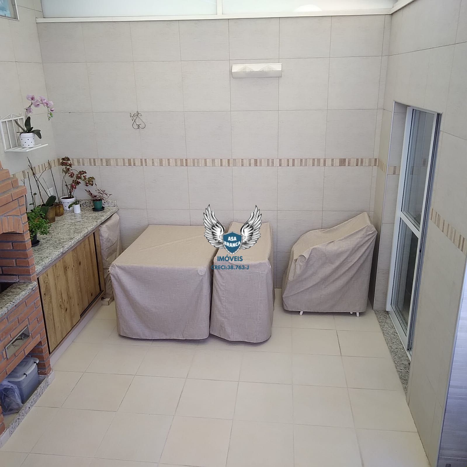 Cobertura no horto florestal mobiliada com 03 dormitórios sendo 01 suíte