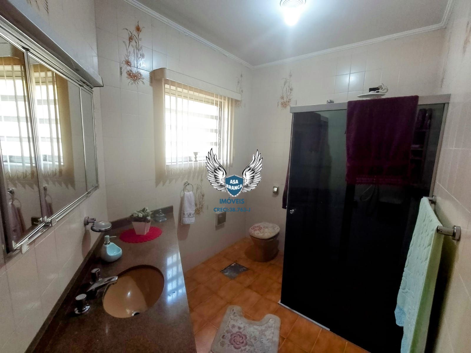 Excelente sobrado com 03 dormitórios, 01 suíte, garagem espaçosa , imóvel semi-m