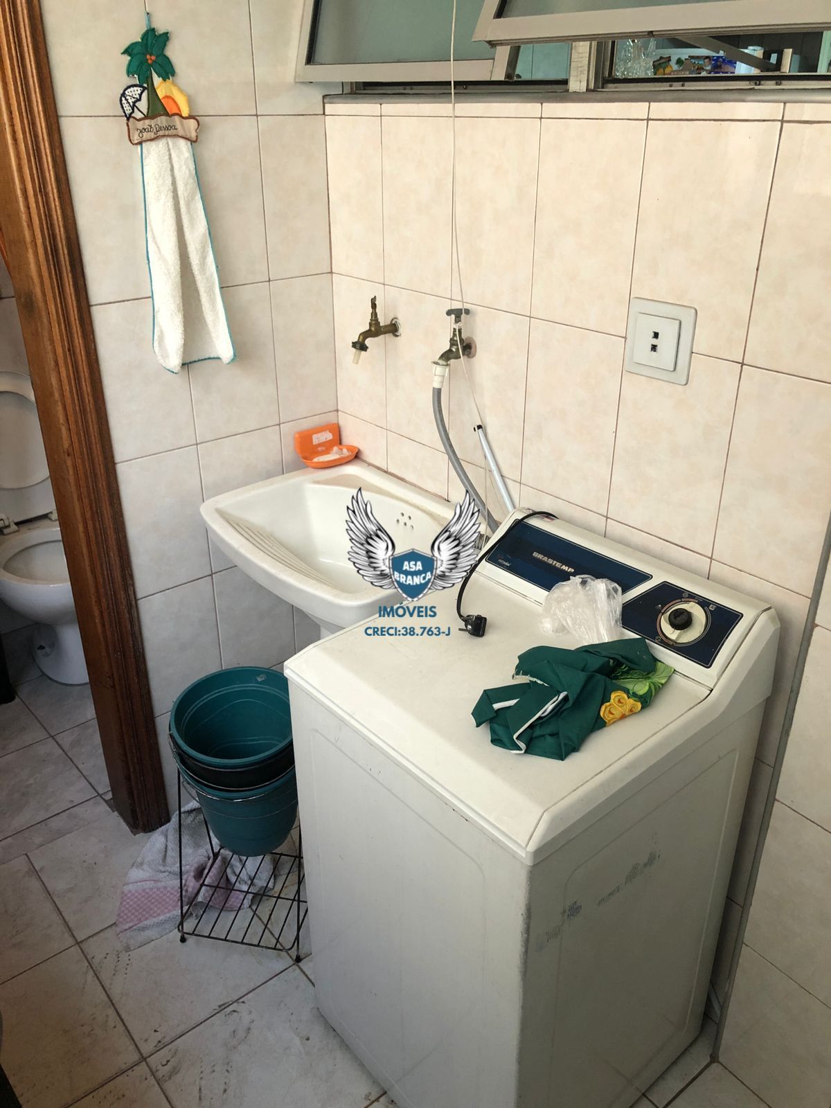 Apartamento com 02 dormitórios e 01 vaga de garagem, à 350 metros da parada ingl