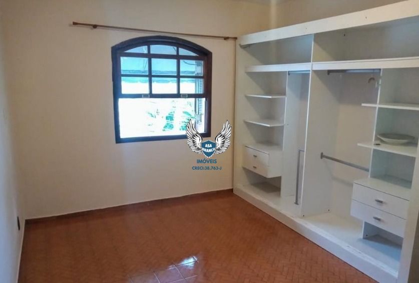 Sobrado no bairro santa terezinha possui 04 suítes, 02 vagas de garagem.