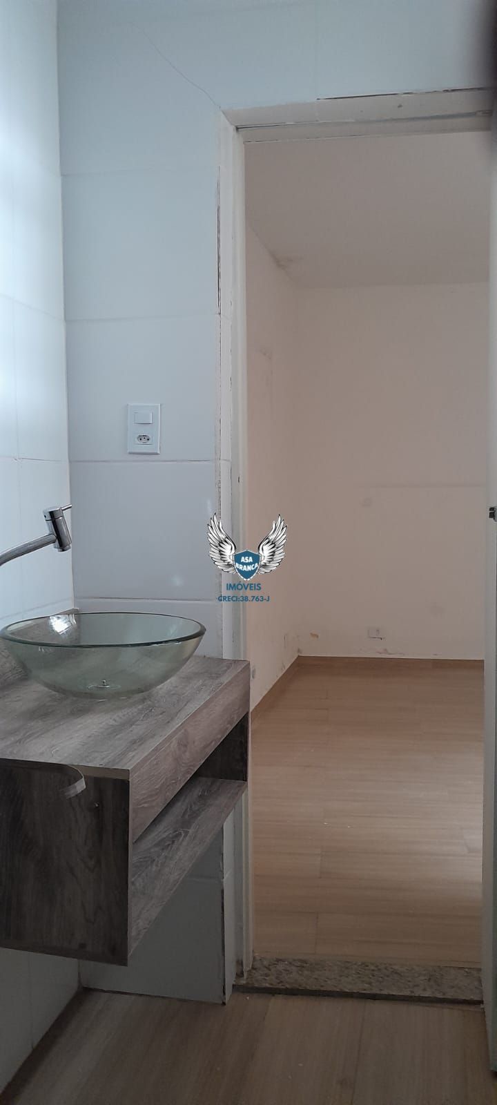 Casa térrea com 03 dormitórios sendo 01 suíte e 03 vagas de 