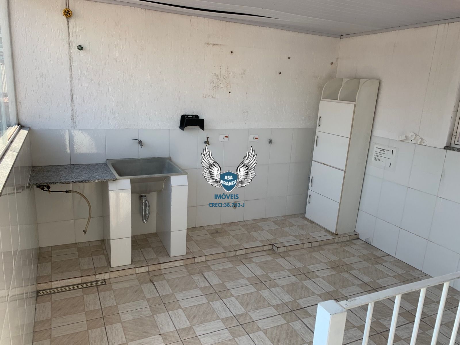 Galpão comercial com 7 salas e 6 banheiros com 720 m² tendo 