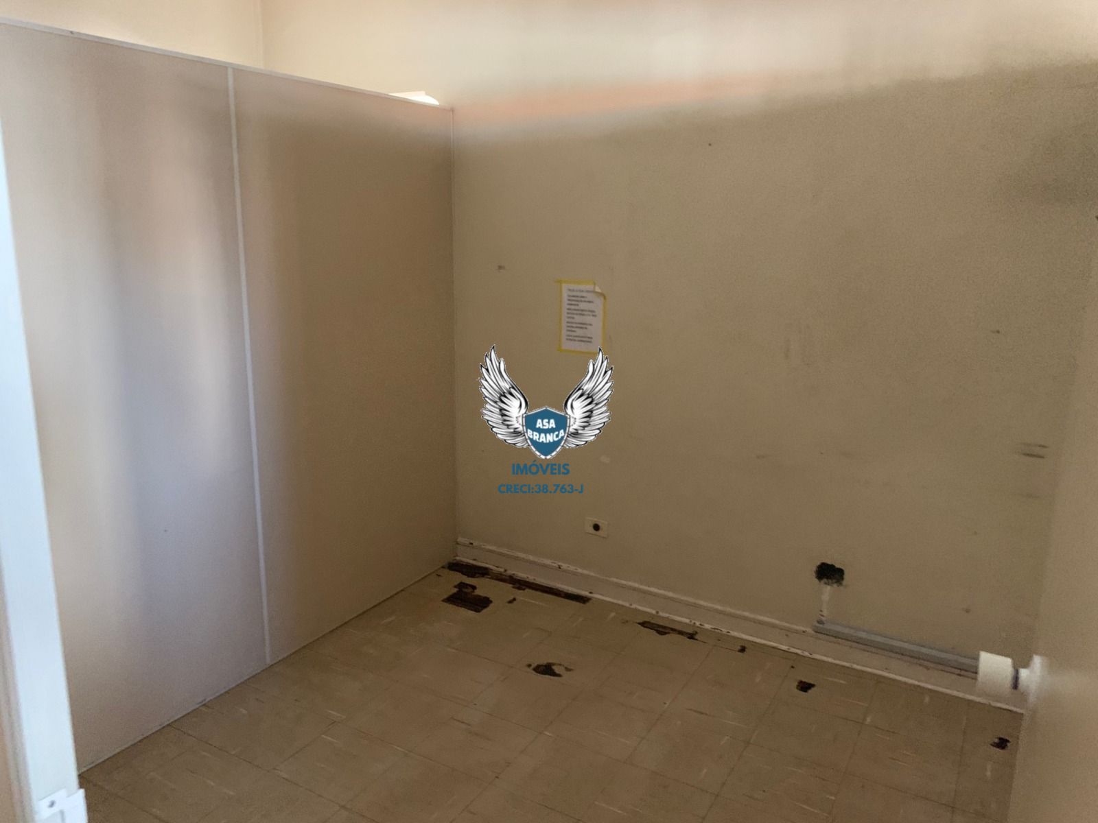 Galpão comercial com 7 salas e 6 banheiros com 720 m² tendo 1.700 metros de