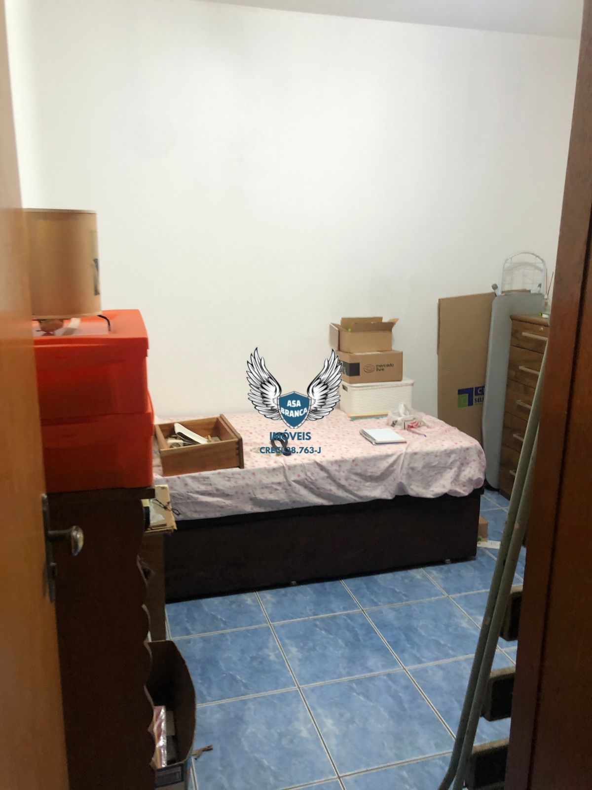 Apartamento com 02 dormitórios e 01 vaga de garagem, à 350 metros da parada ingl