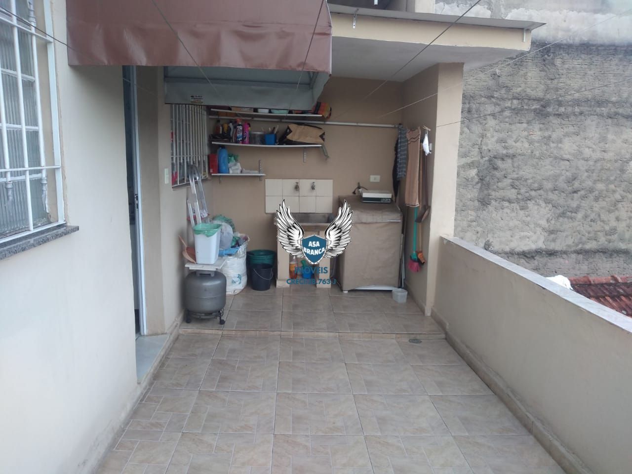 Conjunto com 03 casas sendo 01 sobrado de 4 quartos uma casa de 02 dormitórios