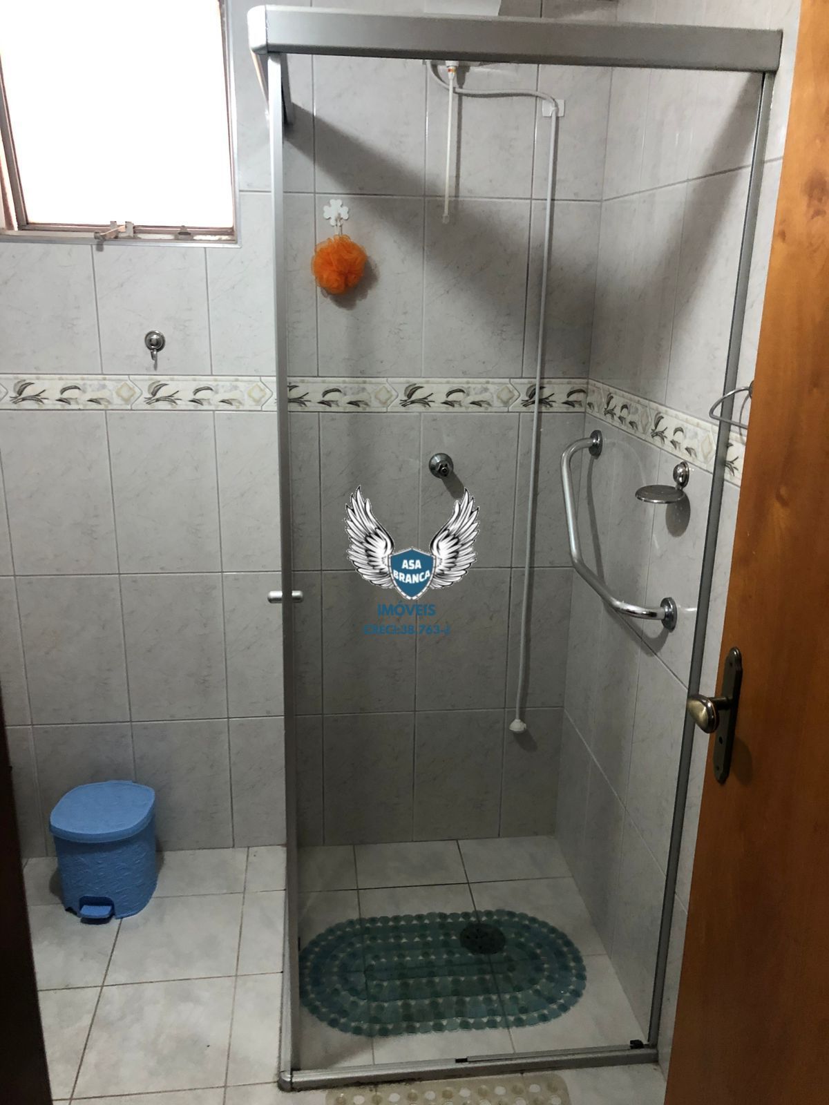 Apartamento com 02 dormitórios e 01 vaga de garagem, à 350 metros da parada ingl