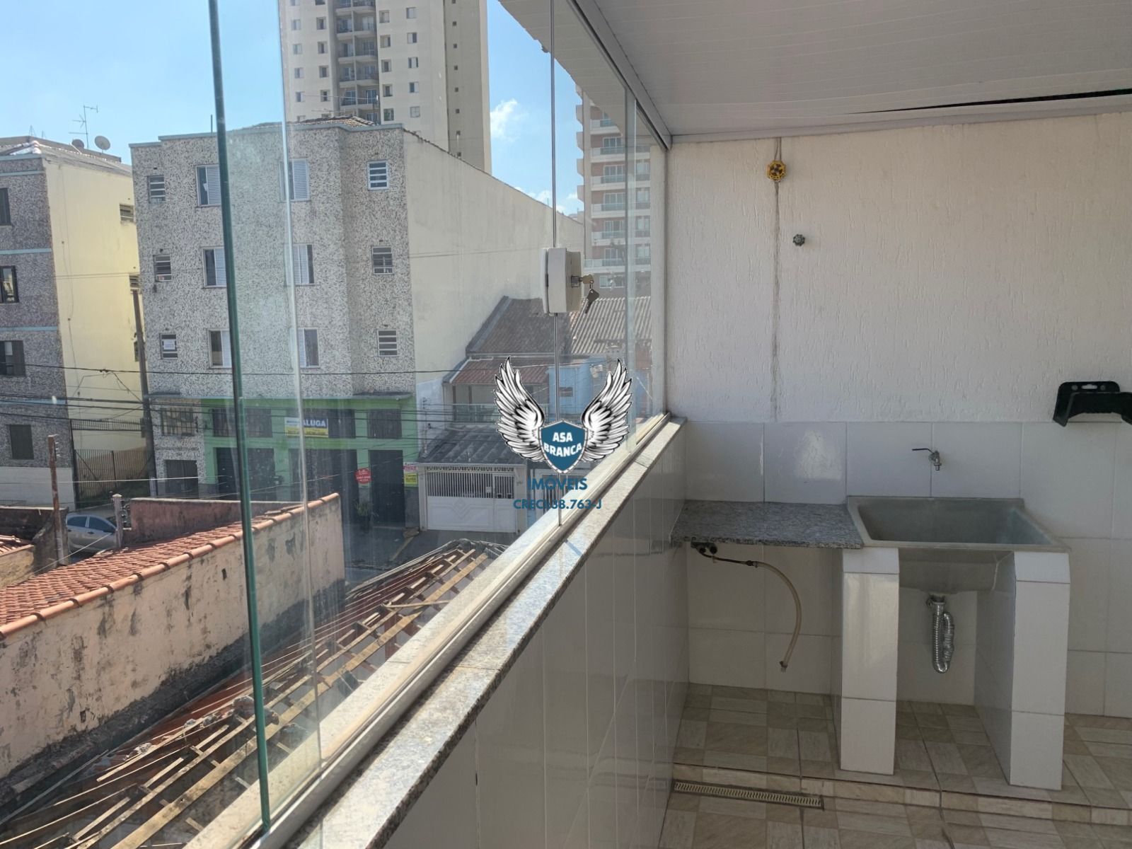 Galpão comercial com 7 salas e 6 banheiros com 720 m² tendo 