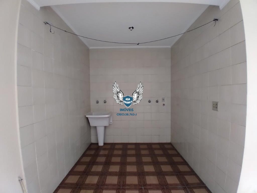 2 Dormitórios, Sala, Cozinha, WC, Lavanderia, Quintal - Excelente Localização