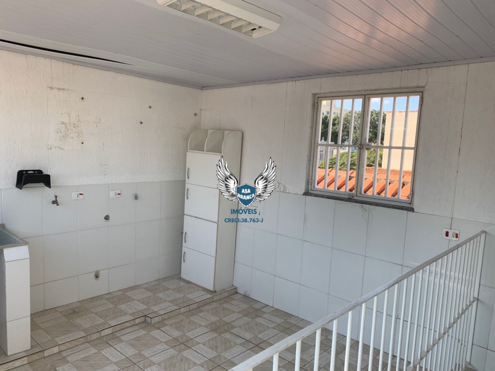 Galpão comercial com 7 salas e 6 banheiros com 720 m² tendo 1.700 metros de