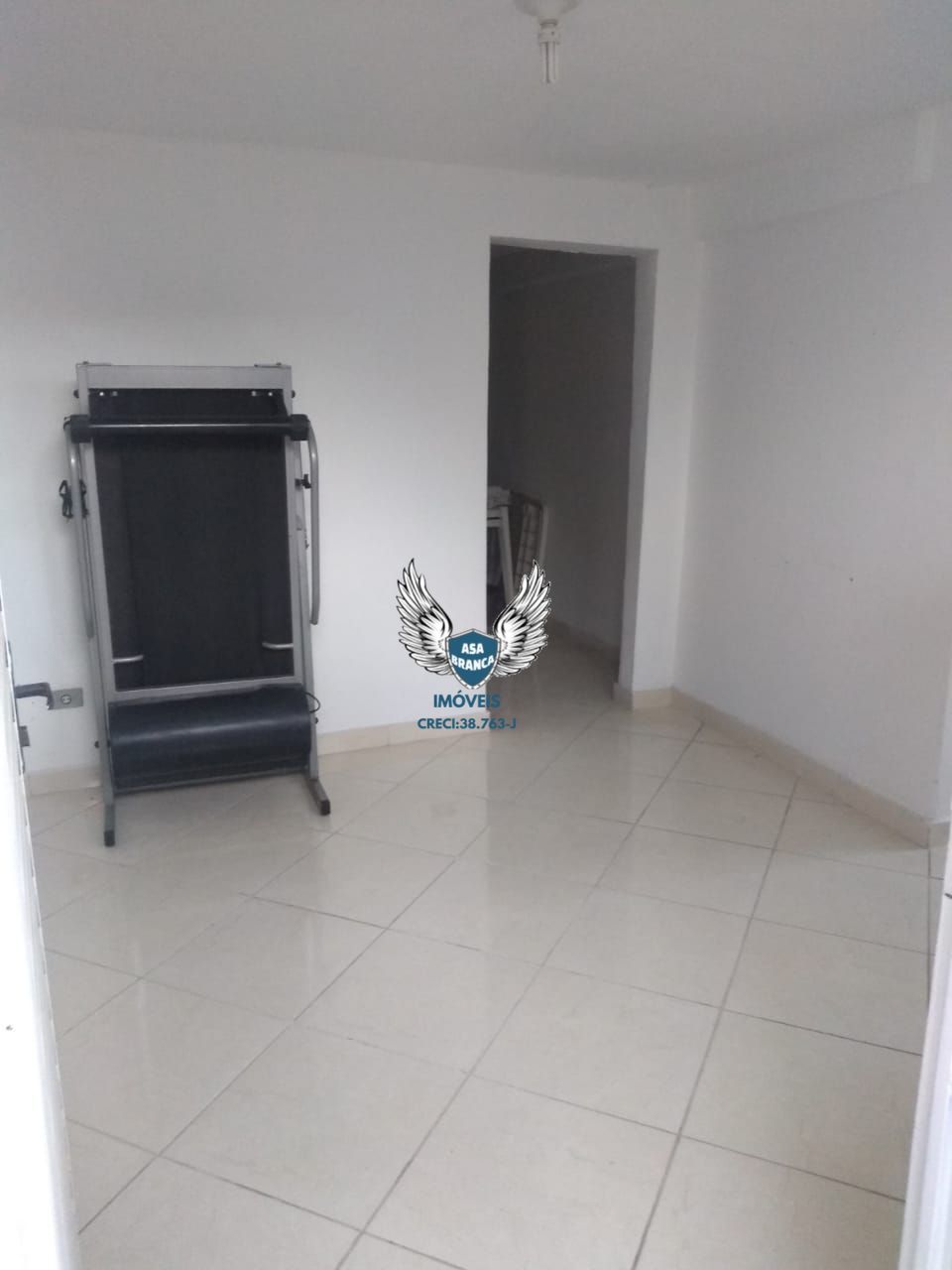Conjunto com 03 casas sendo 01 sobrado de 4 quartos uma casa de 02 dormitórios