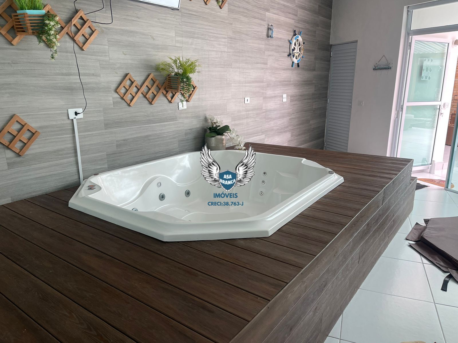 Casa em condomínio fechado com 03 dormitórios sendo 02 suítes e piscina privati