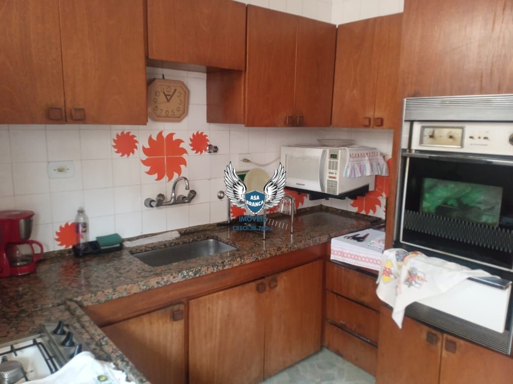 Casa térrea no jardim frança com 03 dormitórios sendo 01 suíte e 04 vagas de ga