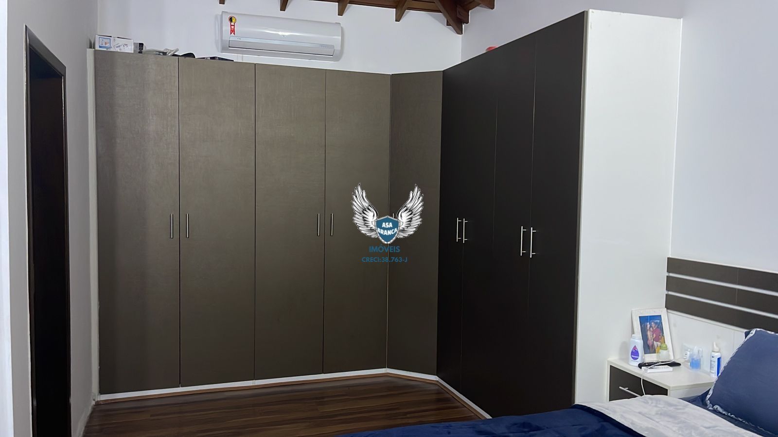 Casa em condomínio fechado com 03 dormitórios sendo 02 suítes e piscina privati