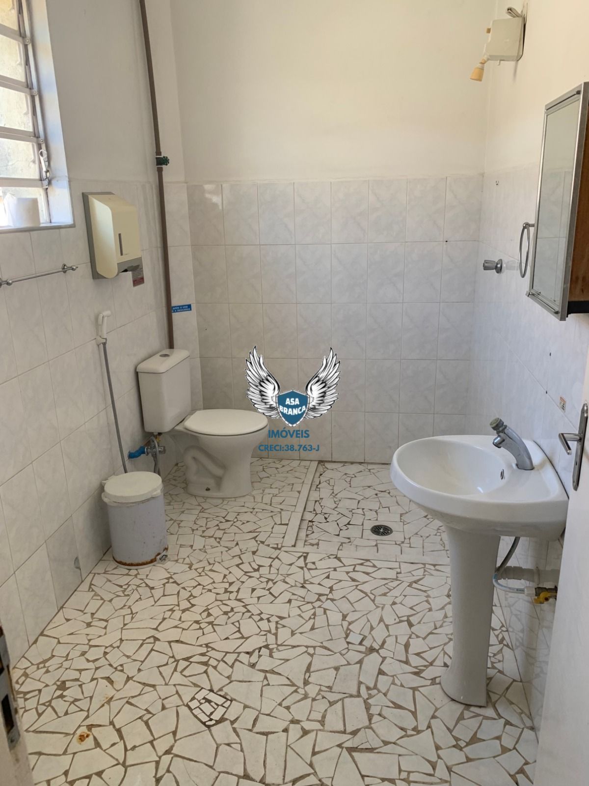 Galpão comercial com 7 salas e 6 banheiros com 720 m² tendo 1.700 metros de