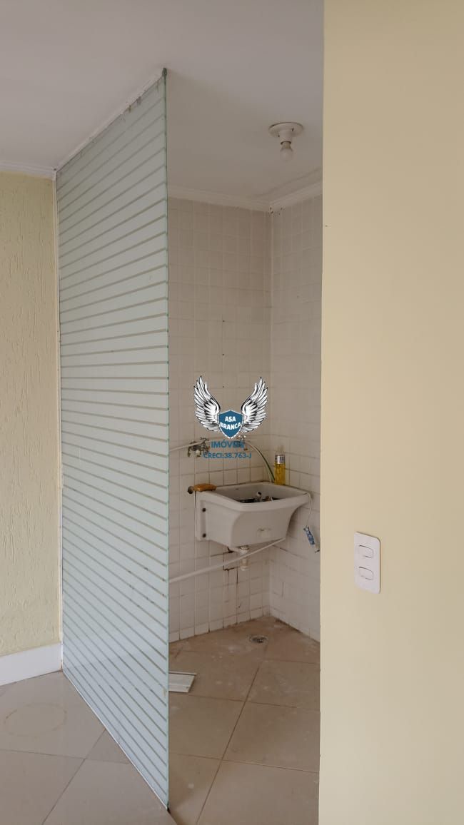 Casa térrea no tucuruvi com 03 dormitórios sendo 01 suíte e 02 vagas de garagem,