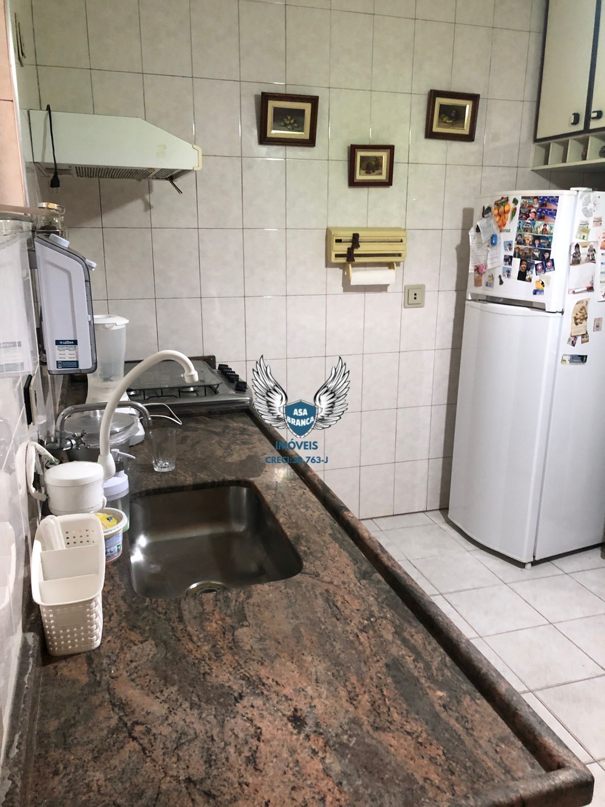 Apartamento com 02 dormitórios e 01 vaga de garagem, à 350 metros da parada ingl