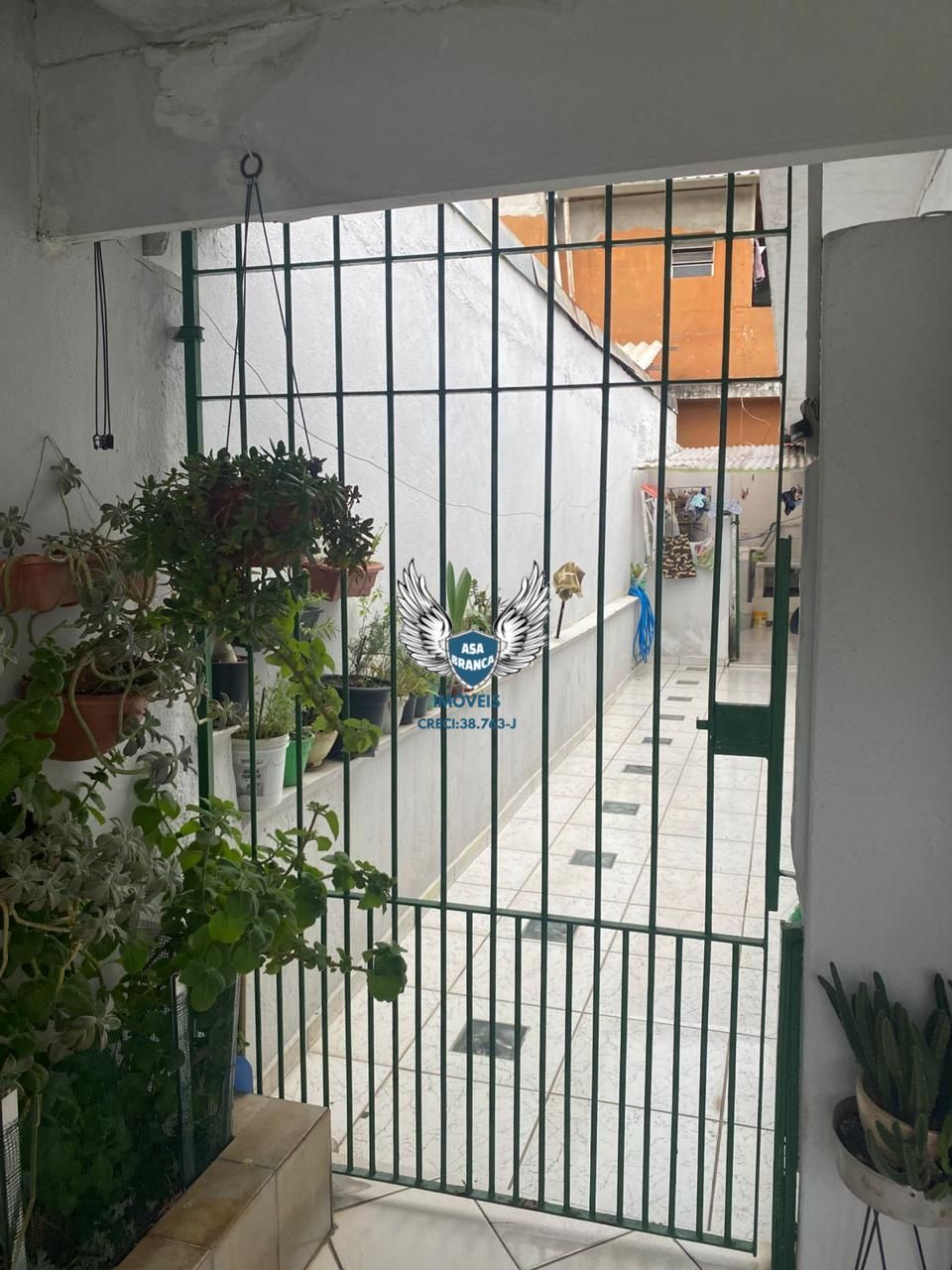 Sobrado com 03 dormitórios e 01 vaga de garagem
