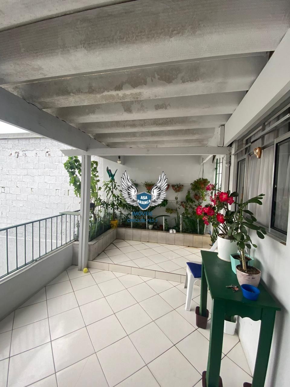 Sobrado com 03 dormitórios e 01 vaga de garagem