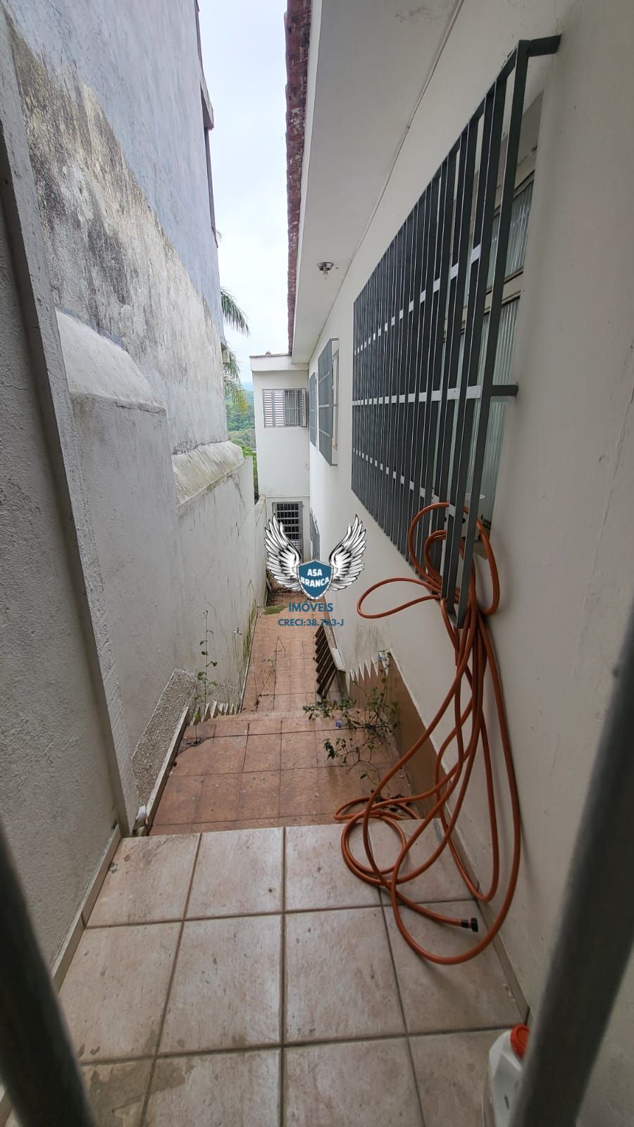 Sobrado com 03 dormitórios, sendo 02 suites e 02 vagas de garagem