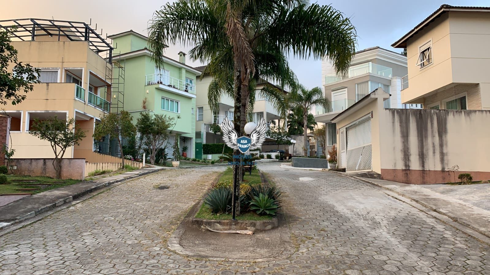 Sobrado de alto padrão em condomínio fechado com 04 suítes
