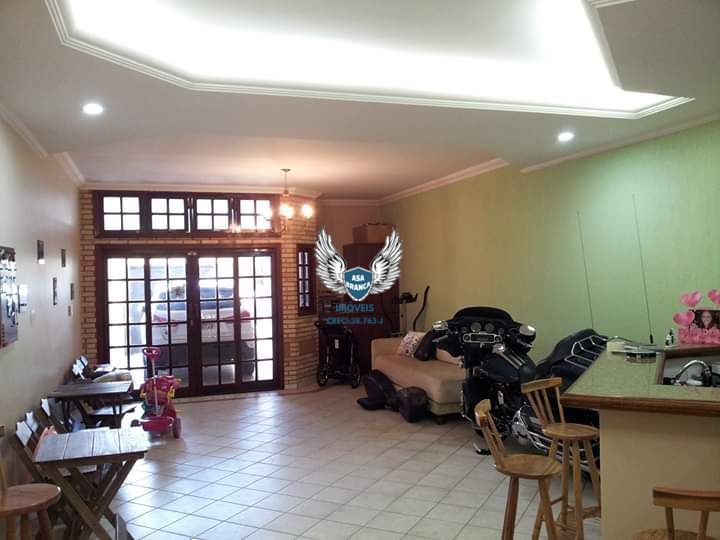 Imóvel de alto padrão 3 dormitórios sendo 2 suítes, quarto empregado, salão de f