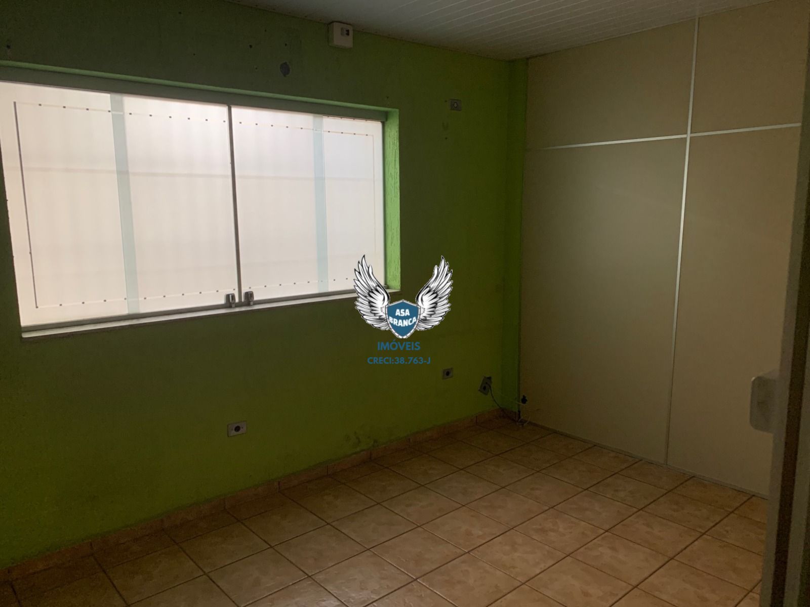 Galpão comercial com 7 salas e 6 banheiros com 720 m² tendo 1.700 metros de
