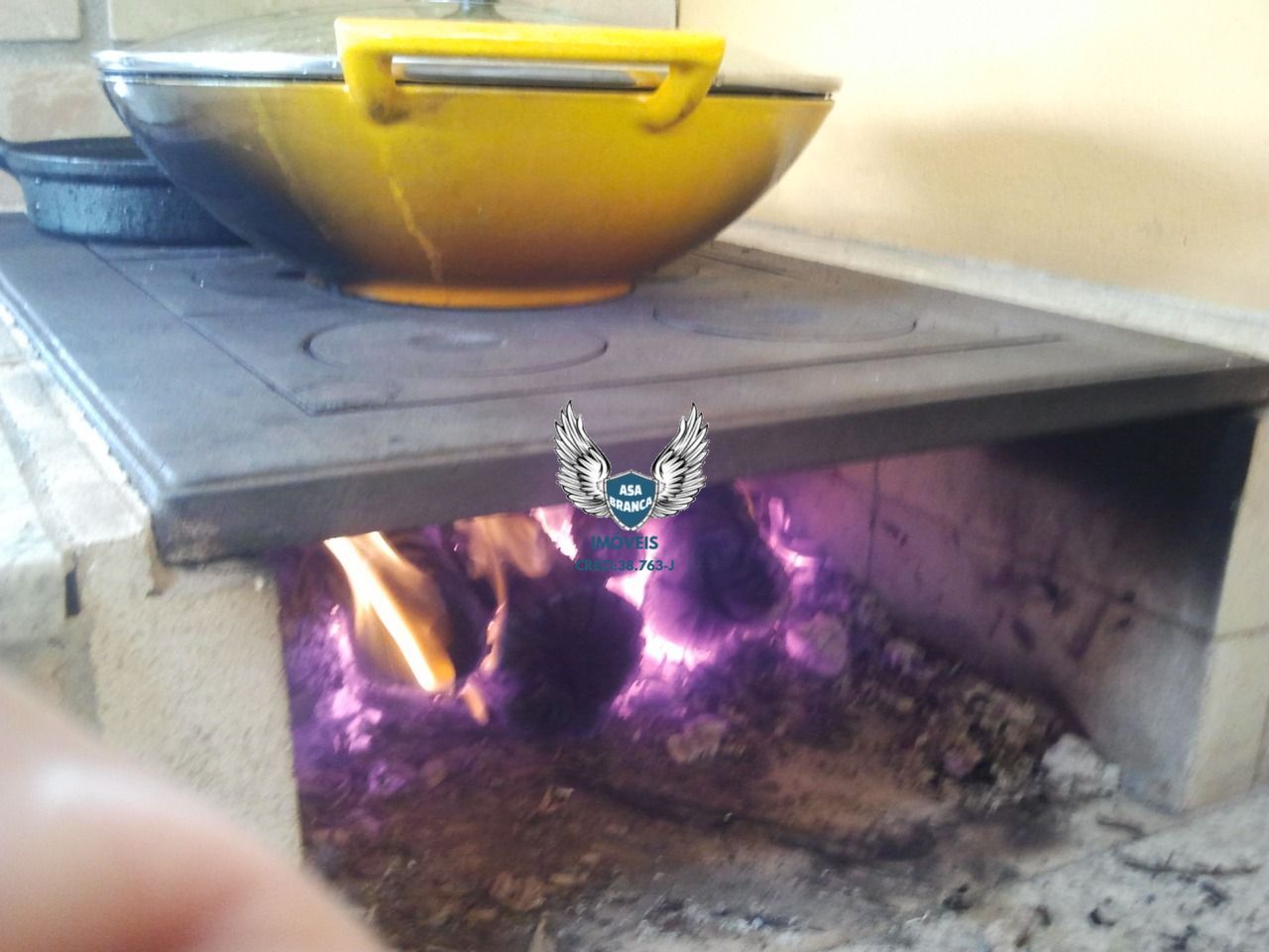Casa térrea no horto florestal com 02 dormitórios sendo 01 s
