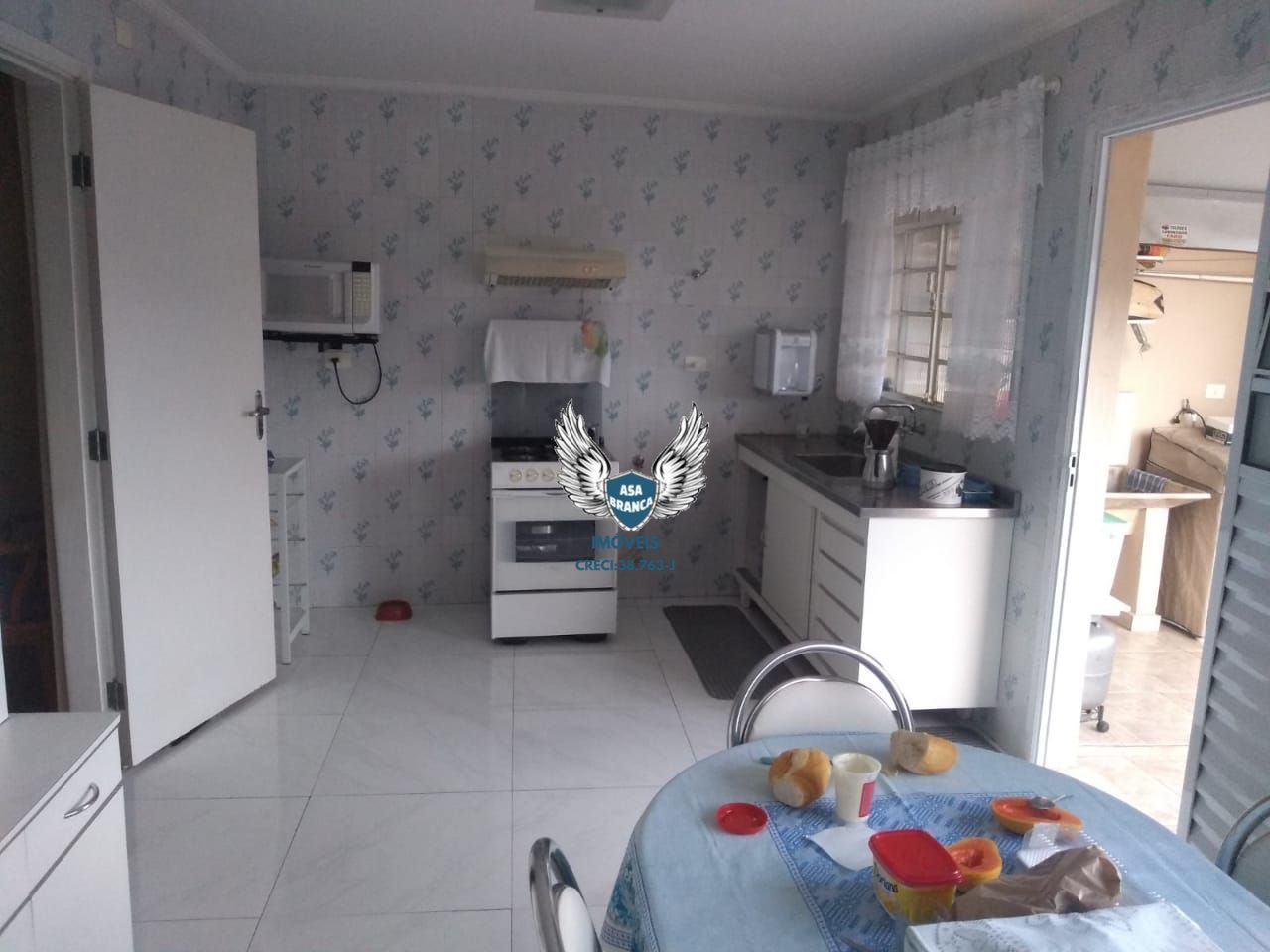 Conjunto com 03 casas sendo 01 sobrado de 4 quartos uma casa de 02 dormitórios