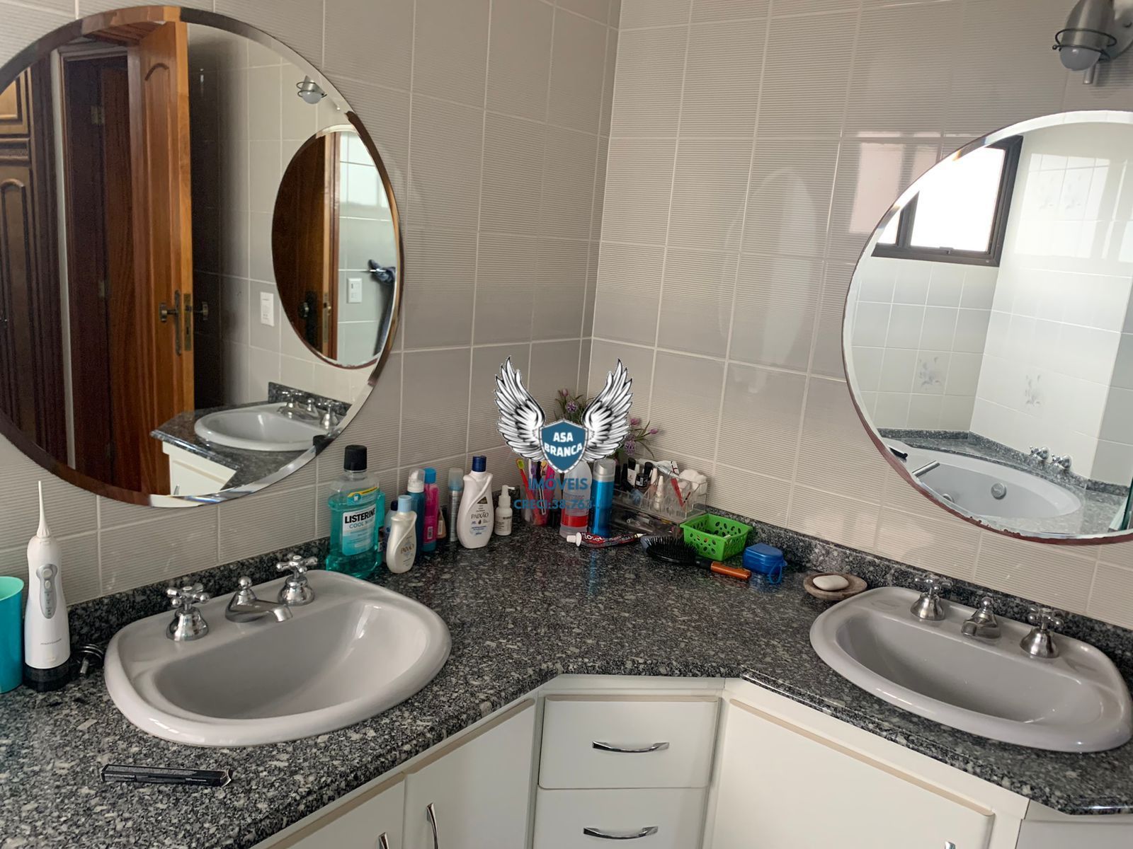 Apartamento com 04 dormitórios sendo 03 suítes e 03 vagas de garagem, próximo ao