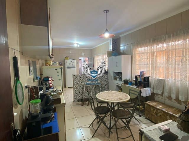 Sobrado de 04 dormitórios sendo 01 suíte e 02 vagas de garagem