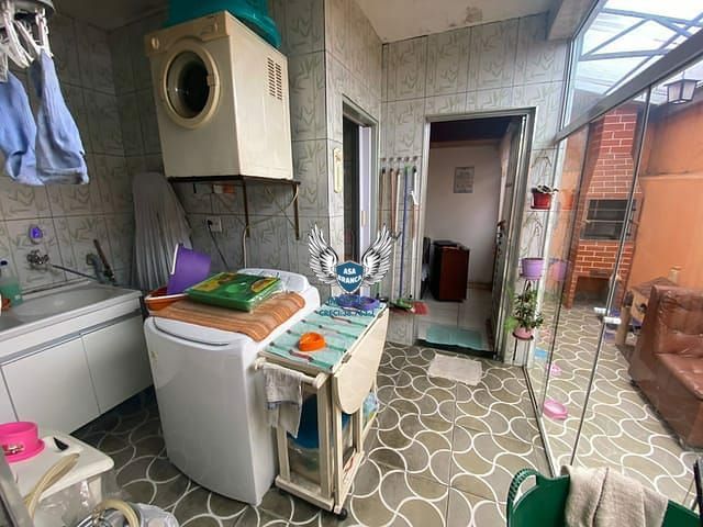 Sobrado de 04 dormitórios sendo 01 suíte e 02 vagas de garagem