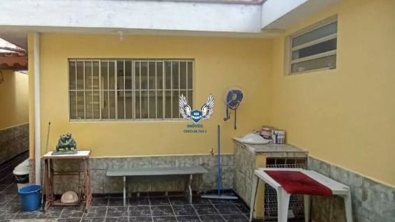 Casa térrea, com com 04 dormitórios e 03 vagas de garagem e uma edícula