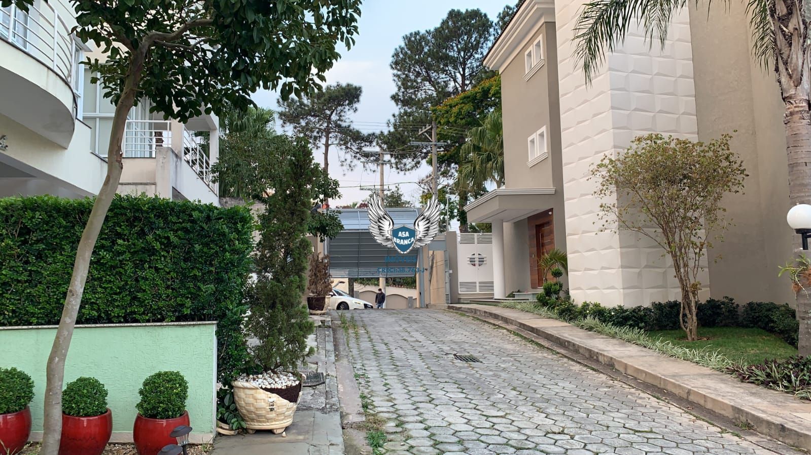 Sobrado de alto padrão em condomínio fechado com 04 suítes