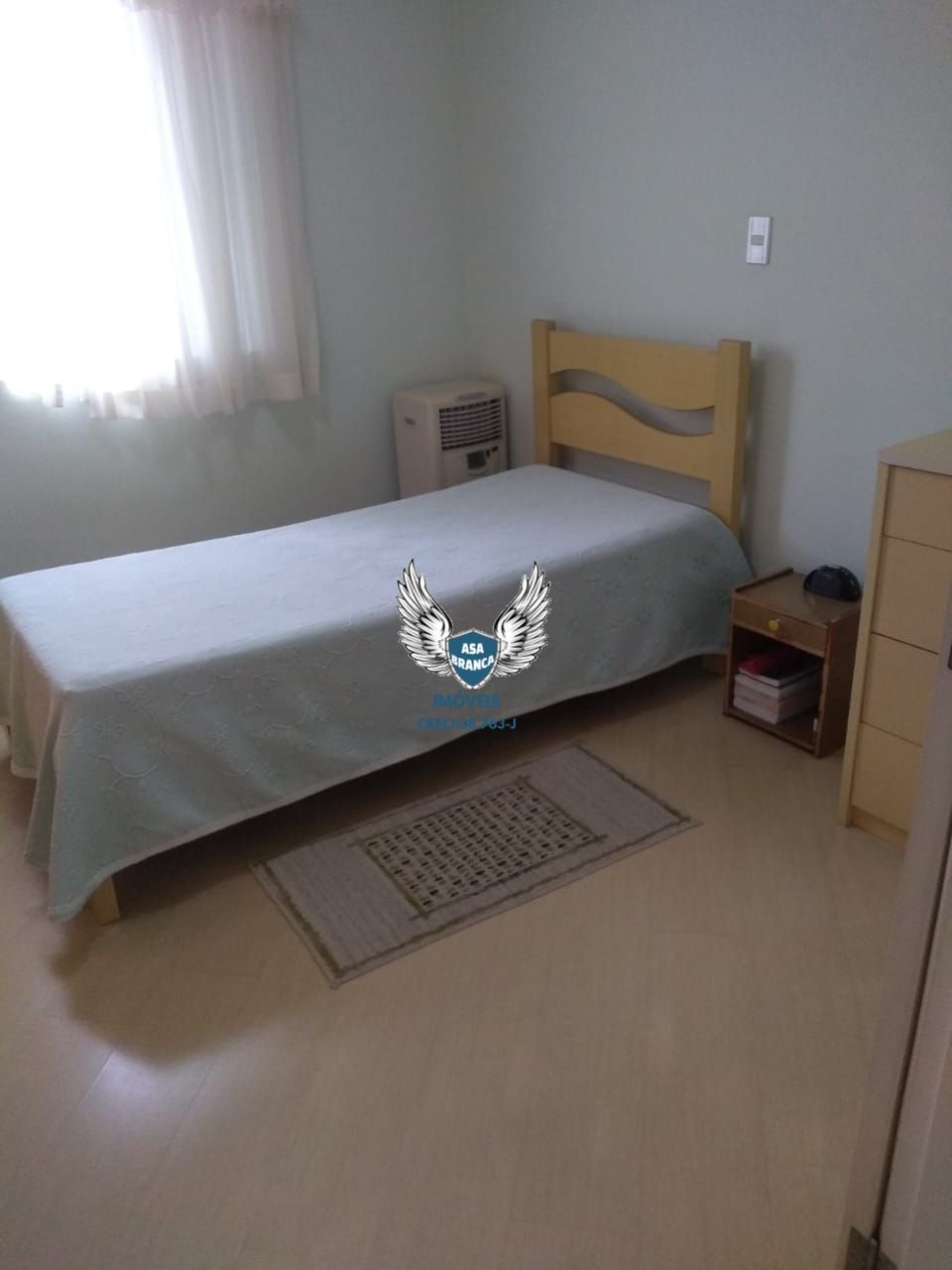 Conjunto com 03 casas sendo 01 sobrado de 4 quartos uma casa