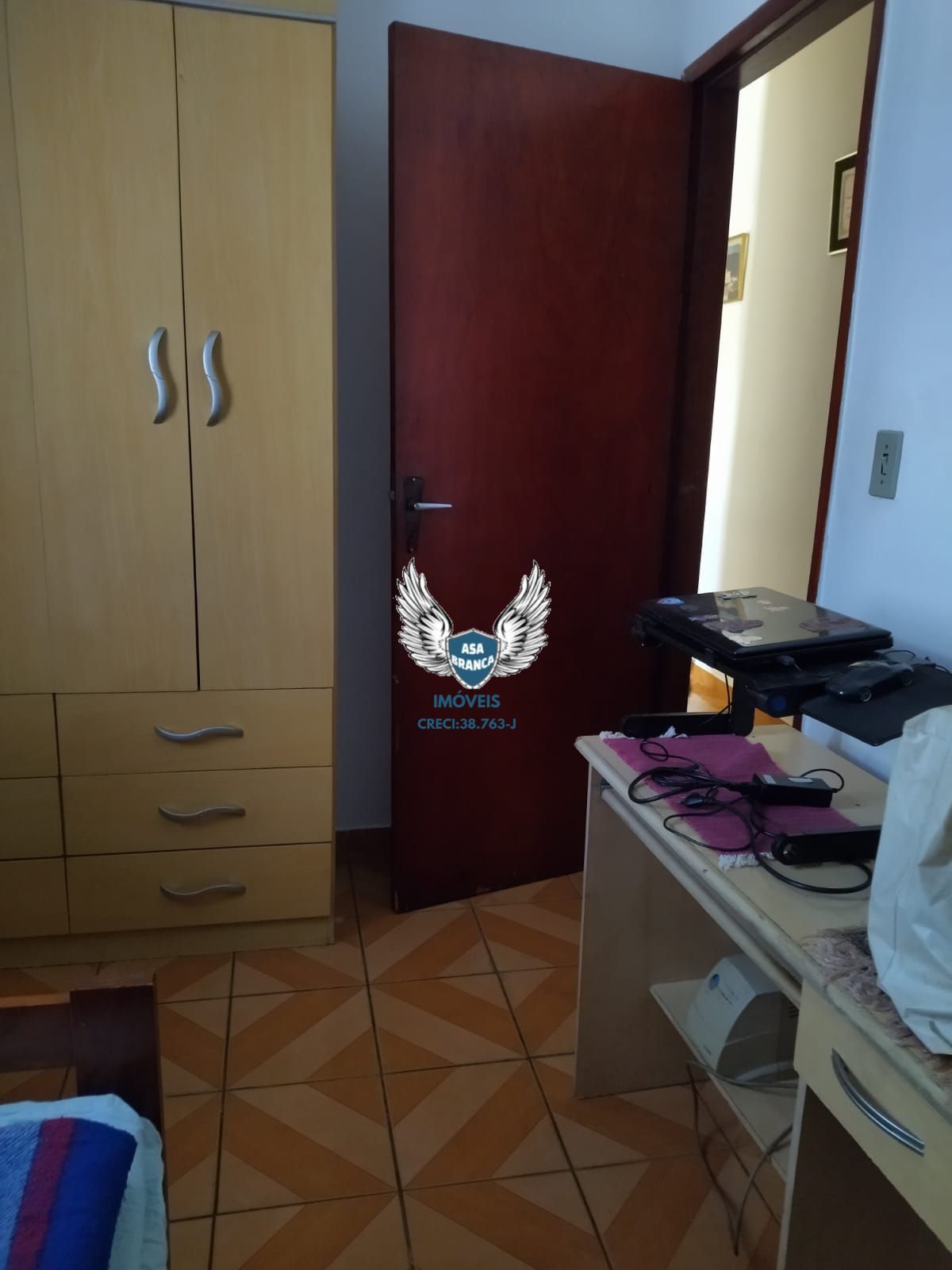 Sobrado de 04 dormitórios sendo 01 suíte e 02 vagas de garagem