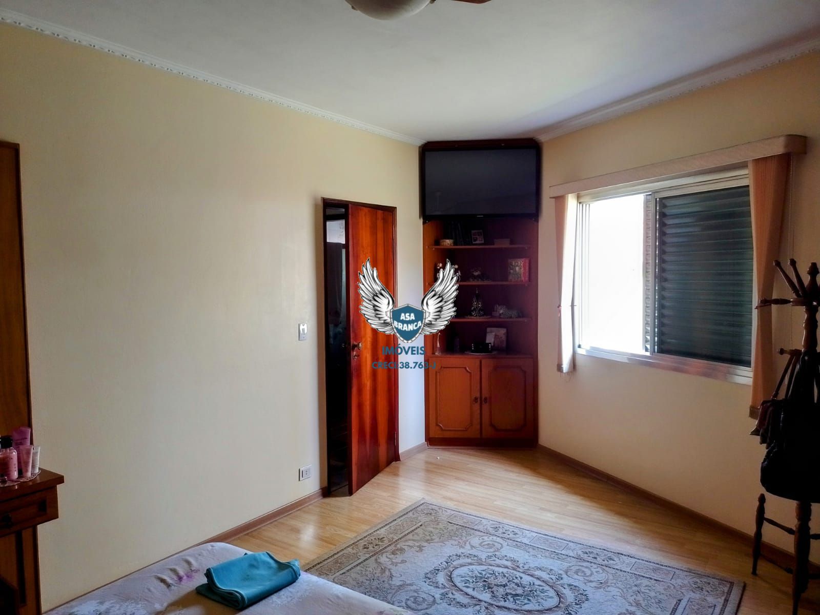 Excelente sobrado com 03 dormitórios, 01 suíte, garagem espaçosa , imóvel semi-m