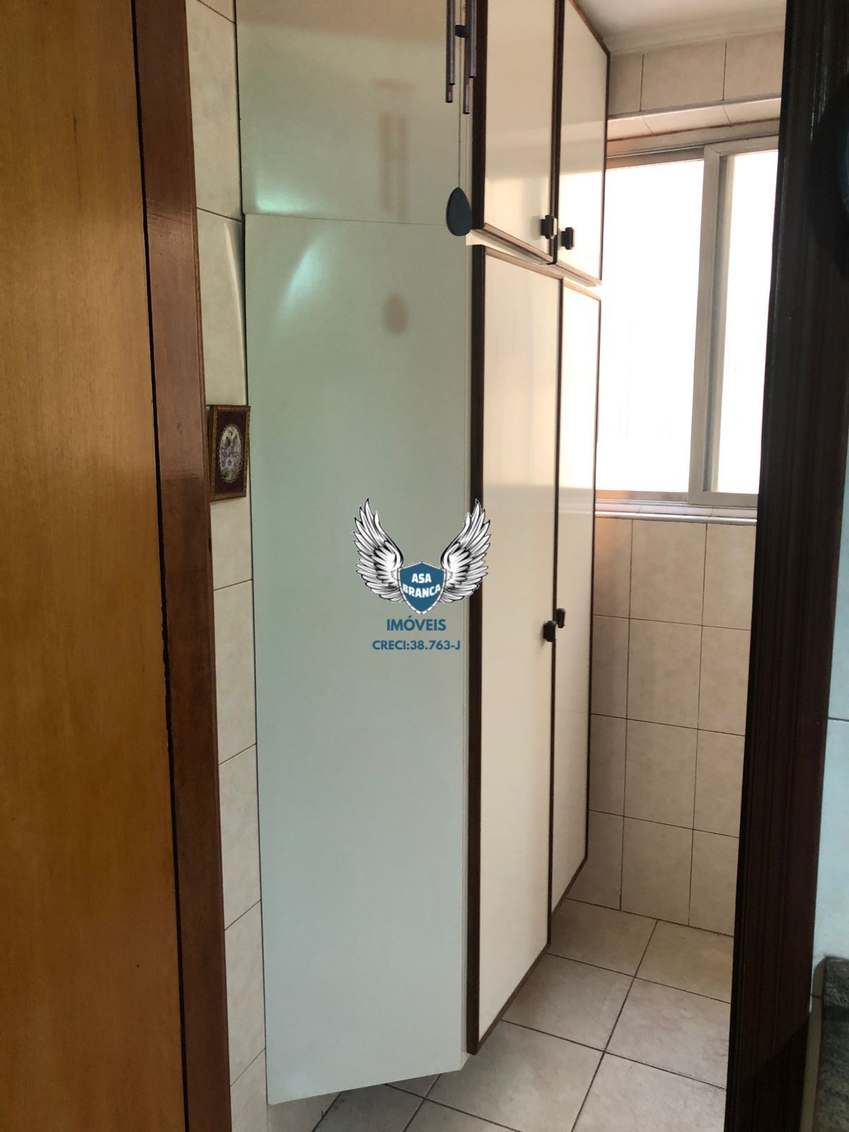 Apartamento com 02 dormitórios e 01 vaga de garagem, à 350 metros da parada ingl