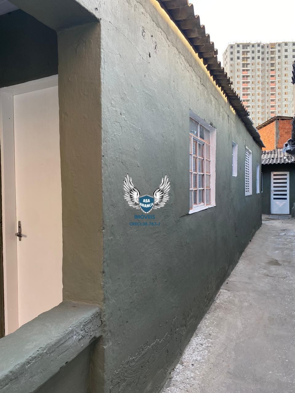 Casa térrea com edicula na cachoeirinha com 03 dormitórios, 02 vagas de garagem
