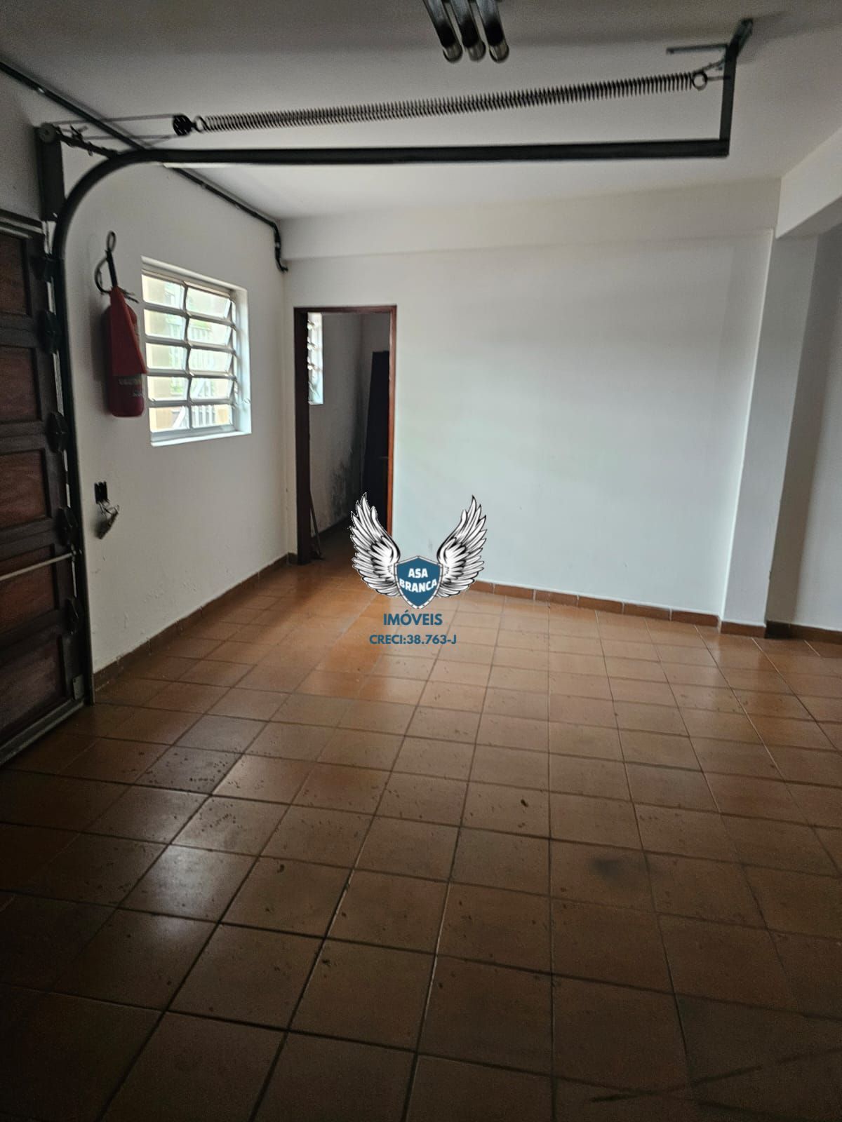 Excelente sobrado com 03 dormitórios, 01 suíte, garagem espaçosa , imóvel semi-m