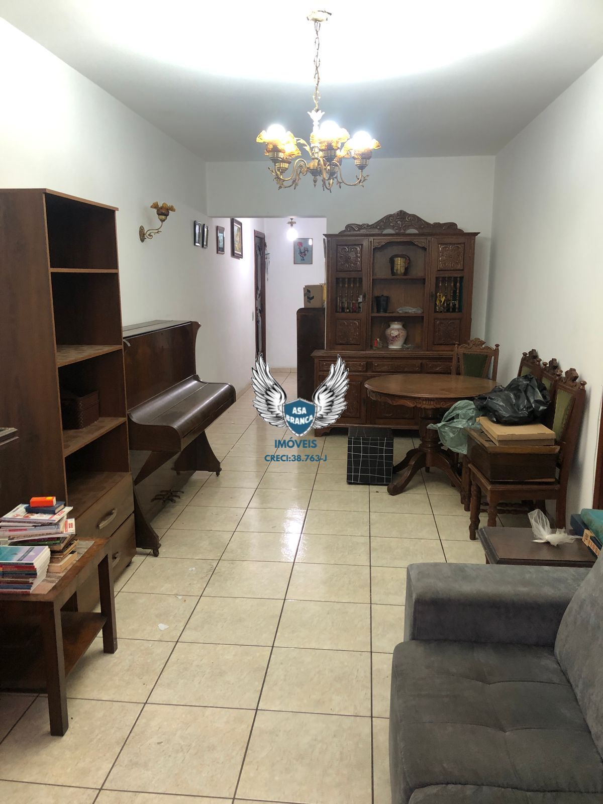 Apartamento com 02 dormitórios e 01 vaga de garagem, à 350 metros da parada ingl