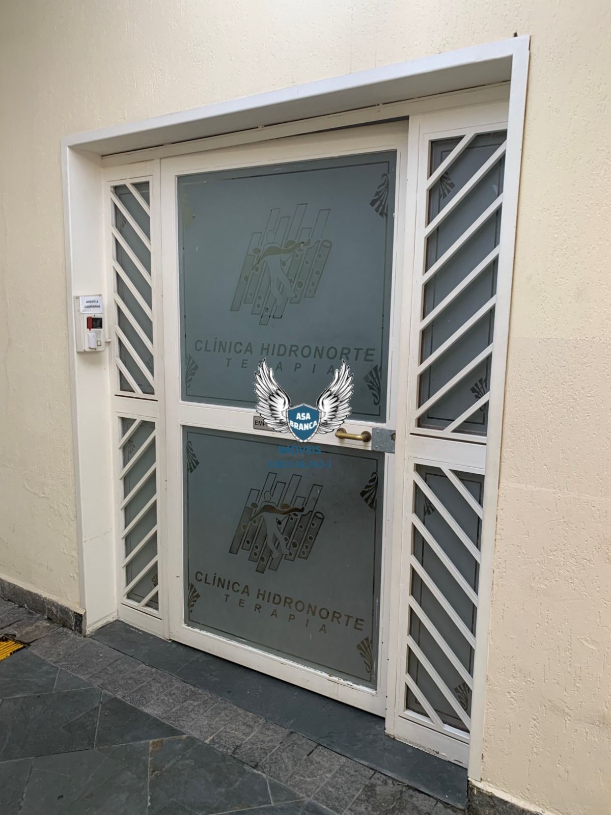 Galpão comercial com 7 salas e 6 banheiros com 720 m² tendo 1.700 metros de
