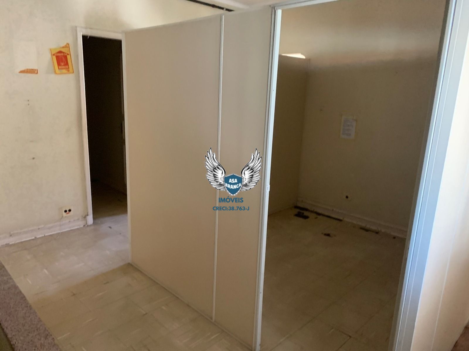 Galpão comercial com 7 salas e 6 banheiros com 720 m² tendo 1.700 metros de