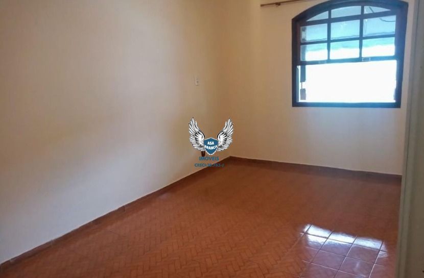 Sobrado no bairro santa terezinha possui 04 suítes, 02 vagas de garagem.
